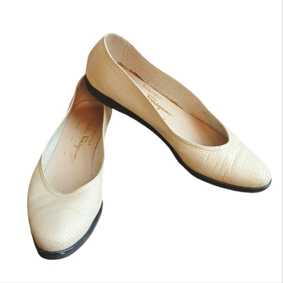 Ferragamo Snake Embossed Cream Leather Flats Size 8.5 - Picture 1 of 10